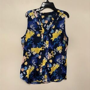 Blue sleeveless blouse with v-neck and buttoned style